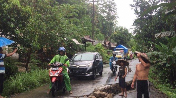 Ruas Jalan Raya Rangkas-Leuwidamar, Kampung Cibeas, Desa Wantisari, Leuwidamar, Kabupaten Lebak, ambles, Kamis (3/12/2020).
