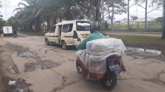 Akses jalan di Kota Tangerang menuju Bandara Internasional Soekarno-Hatta kondisinya semakin memprihatinkan.