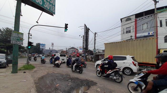 Akses utama di Jalan By Pass Soekarno Hatta, perempatan lampu merah Sumur Buang, Kelurahan Kadu Agung Timur, Kecamatan Cibadak, Rangkasbitung, Lebak, rusak berat dan berlubang.