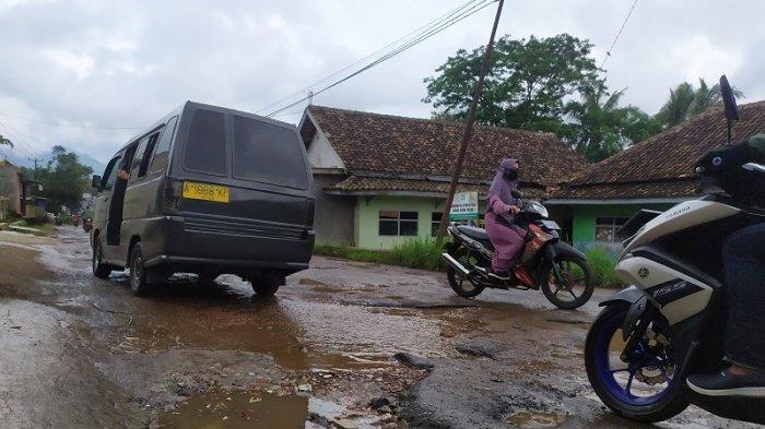 Akses jalan pariwisata ke Pantai Carita, Jalan Raya Pari Pandeglang, Km. 17, Mandalawangi, Kabupaten Pandeglang rusak dan berlubang.