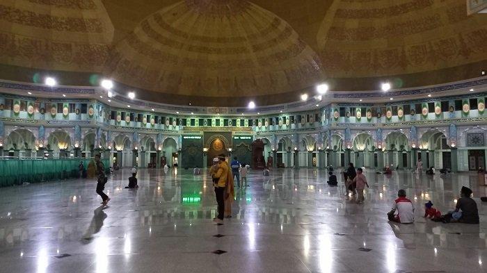 Jamaah mendatangi Masjid Raya Al Azhom Kota Tangerang untuk melaksanakan ibadah salat tarawih perdana pada masa pandemi Covid-19, Sabtu (2/4/2022).