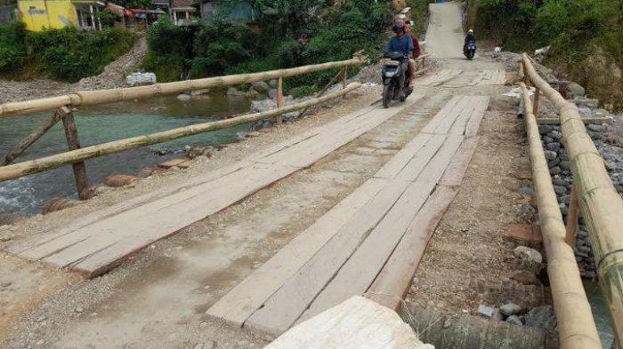 Kondisi jembatan yang sempat rusak akibat banjir bandang pada awal 2020 silamdi Desa Ciladeun, Kecamatan Lebakgedong, Kabupaten Lebak, Banten kini diperbaiki secara swadaya oleh warga menggunakan kayu