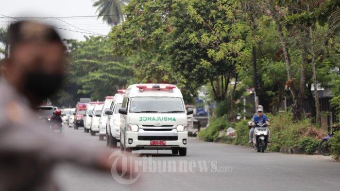 Pemulangan lima jenazah korban Sriwijaya Air SJ182 yang merupakan satu keluarga, langsung disalatkan di Masjid Al Hikmah, Jalan Dr Wahidin Sudirohusodo, Pontianak Kalimantan Barat, Minggu 24 Januari 2021. Jenazah Toni Ismail, Rahmawati, Ranti Windani, Yumna Fanisya Tuzahra, dan Athar Rizky Riawan kemudian dimakamkan dalam satu liang lahat di Pemakaman Tanah Wakaf Majelis Taklim Babussalam yang tidak jauh dari rumah korban.