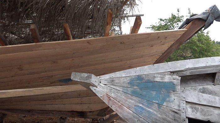 Pembuatan kapal pinisi dimulai badan atau lambung terlebih dahulu baru kerangka.