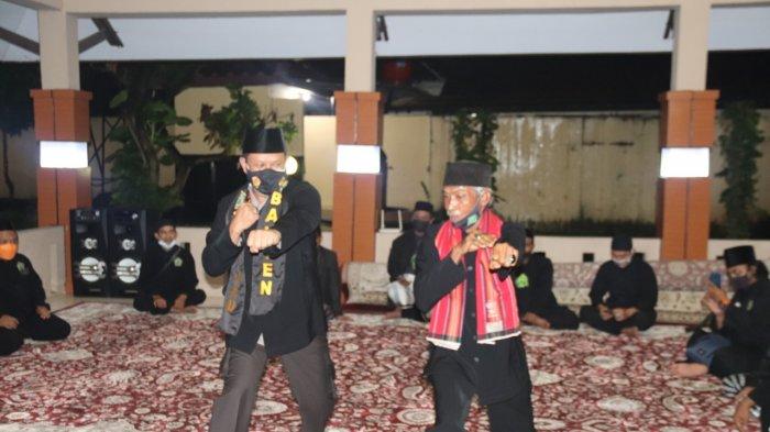 Kapolda Banten Irjen Pol Rudy Heriyanto Adi Nugroho dipandu Ketua Umum Perguruan Pencak Silat Terumbu Banten Yadi Sufiyadi mempraktikkan beberapa gerakan usai dilantik sebagai Dewan Pembina Perguruan Pencak Silat Terumbu Banten di rumah dinas Kapolda Banten, Kota Serang, Jumat (2/4/2021).