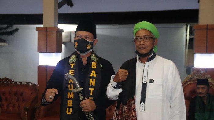 Kapolda Banten Irjen Pol Rudy Heriyanto Adi Nugroho usai dilantik sebagai Dewan Pembina Perguruan Pencak Silat Terumbu Banten berfoto bersama Ketua Umum Perguruan Pencak Silat Terumbu Banten Yadi Sufiyadi di rumah dinas Kapolda Banten, Kota Serang, Jumat (2/4/2021).
