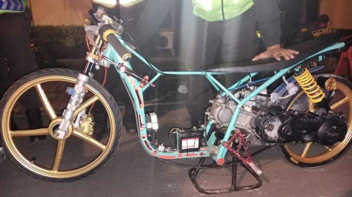 Barang bukti sepeda motor yang digunakan balap liar di Cilegon