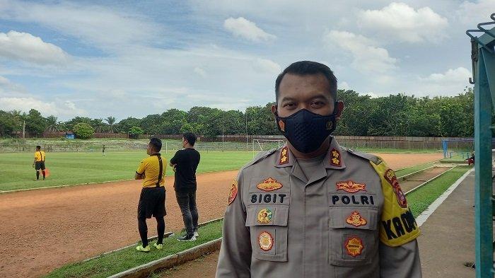 Kapolres Cilegon AKBP Sigit Haryono mendatangi Stadion Krakatau Steel Kota Cilegon yang menjadi lokasi seleksi pemain Rans Cilegon FC pada Kamis (7/4/2021) petang.