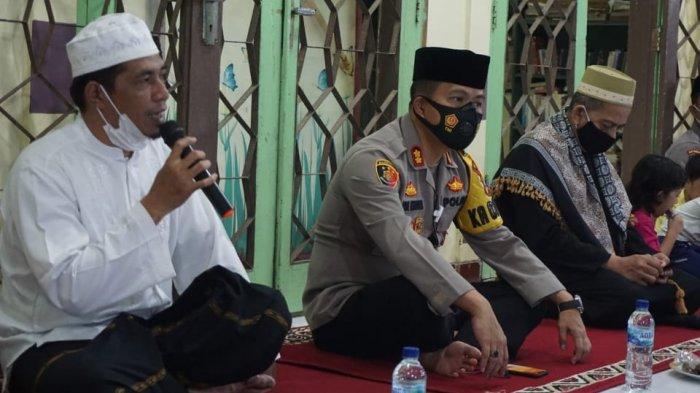 Kapolres Lebak AKBP Ade Mulyana didampingi sejumlah anak buahnya mendatangi dan bersilaturahmi ke Pondok Pesantren Al-Idrus di Kampung Rancagawe, Desa Aweh, Kecamatan Rangkasbitung, Lebak, Jumat (22/1/2021). Kedatangan mereka diterima langsung oleh pimpinan Pondok Pesantren Al-Idrus, Kyai Ahmad Hudori dan Kyai Tata Faturohman.