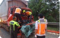 Kecelakaan di Tol Tangerang-Merak Pagi Ini, Truk Wingbox Tabrak Truk Tronton, Diduga Sopir Mengantuk