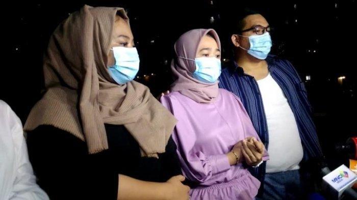 Keluarga Ririe Fairus, istri Ayus Sabyan, saat ditemui di kawasan Rawasari, Jakarta Pusat, Rabu (17/2/2021). - Saatnya Cinta Terlarang Nissa Sabyan dan Ayus yang Sudah Beristri Dibongkar Sang Adik