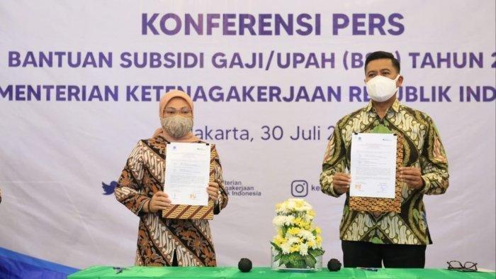 Kementerian Ketenagakerjaan menerima data calon penerima bantuan pemerintah berupa subsidi gaji/upah (BSU) bagi pekerja/buruh dari BPJS Ketenagakerjaan di Jakarta, Jumat (30/7/2021).