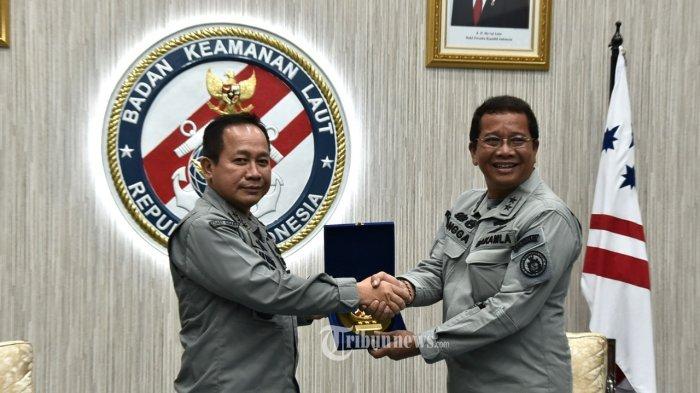 Kepala Bakamla RI Laksdya TNI Dr. Aan Kurnia saat menerima laporan penyerahan jabatan Deputi Bidang Informasi, Hukum dan Kerja Sama (Inhuker) Laksda Bakamla Drs. I Putu Arya Angga S dan kenaikan pangkat satu tingkat lebih tinggi Direktur Litbang Kamla Laksma Bakamla Daru Prajogo di Aula II, Mabes Bakamla.