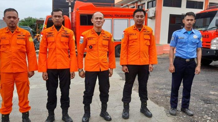 Kepala Kantor Pencarian dan Pertolongan Banten Adil Triyanto (tengah) dan personel, Selasa (7/12/2021).