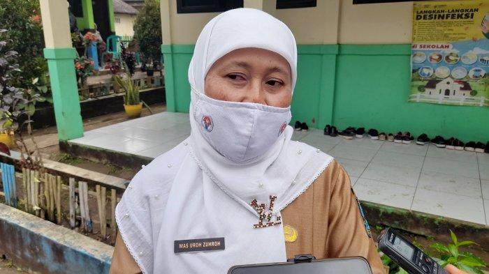 Kepala SDN Ujung Tebu 3, Mas Uroh Zuhroh, di SDN Ujung Tebu 3 Ciomas, Selasa (18/1/2022).