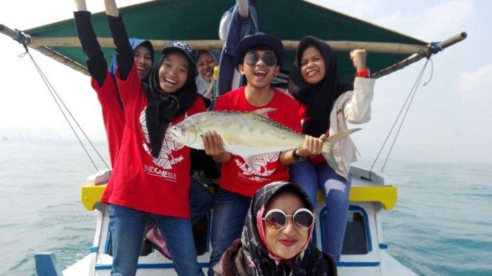 Keseruan rombongan wisatawan di atas perahu saat menuju Pulau Shangiang. Untuk sampai di Pulau Shangiang, memerluakn 1 jam perjalanan laut menggunakan perahu motor dari Pelabuhan Paku Anyer, Kabupaten Serang.