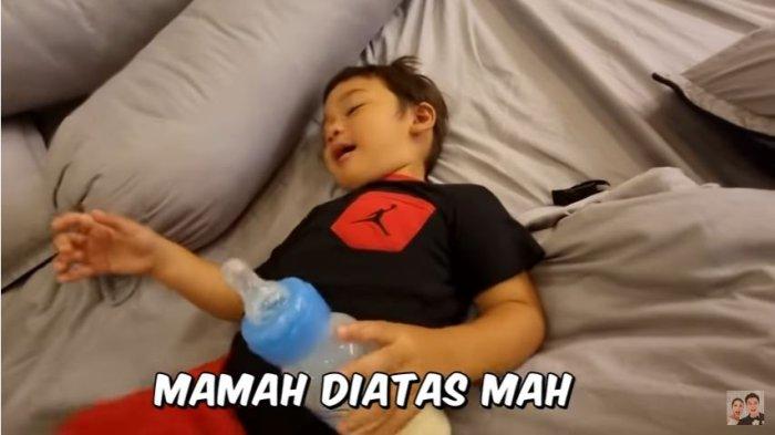 Kiano menangis saat ditinggalkan sang ibunda.