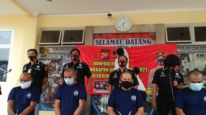 Polisi menunjukkan empat tersangka kasus pencurian toko emas di Mapolres Lebak, Jalan Siliwangi, Rangkasbitung, Lebak, Senin (11/1/2021). Komplotan Pembobol Toko Emas di Lebak Tertangkap, Bermodal Obeng Angkut 500 Gram Emas.