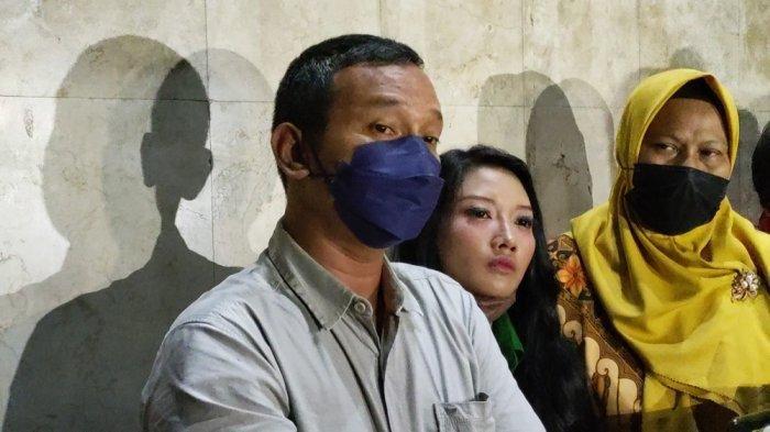 Korban penipuan rekrutmen CPNS bodong yang diduga dilakukan Olivia Nathania di sela pemeriksaan sebagai saksi pelapor di Polda Metro Jaya, Jumat (1/10/2021)