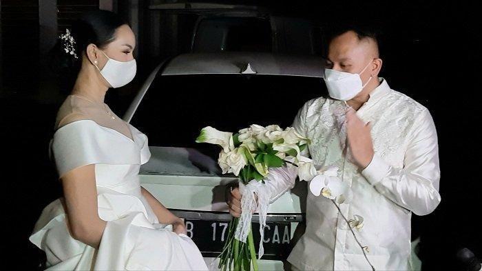 Lamaran Vicky Prasetyo dengan Kalina Octaranny