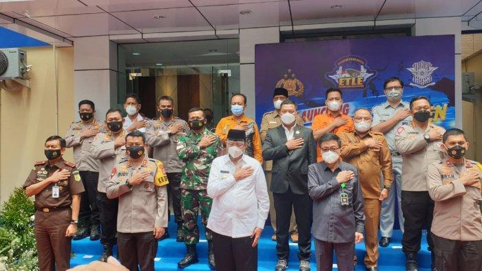 Kapolda Banten, Kepala Kejaksaan Tinggi Banten hingga Gubernur Banten berfoto usai mengikuti launching pemberlakuan ETLE atau tilang elektronik atau e-tilang tingkat nasional di Mapolda Banten, Kota Serang, Selasa (23/3/2021). Launching tilang elektronik tingkat nasional dipimpin Kapolri Jenderal Pol Listyo Sigit Prabowo dari Gedung NTMC Mabes Polri di Jakarta dan diikuti 12 pimpinan polda secara virtual.
