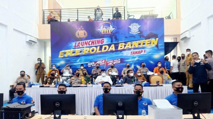 Kapolda Banten, Kepala Kejaksaan Tinggi Banten hingga Gubernur Banten mengikuti launching pemberlakuan ETLE atau tilang elektronik atau e-tilang tingkat nasional di Mapolda Banten, Kota Serang, Selasa (23/3/2021). Launching tilang elektronik tingkat nasional dipimpin Kapolri Jenderal Pol Listyo Sigit Prabowo dari Gedung NTMC Mabes Polri di Jakarta dan diikuti 12 pimpinan polda secara virtual.