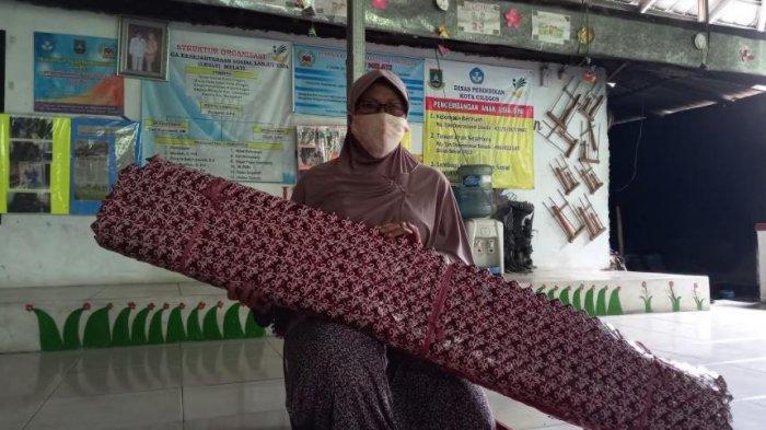 Purwanti sedang menunjukan beberapa produk yang dihasilkannya bersama ibu-ibu yang tergabung dalam Lumbung Ilmu