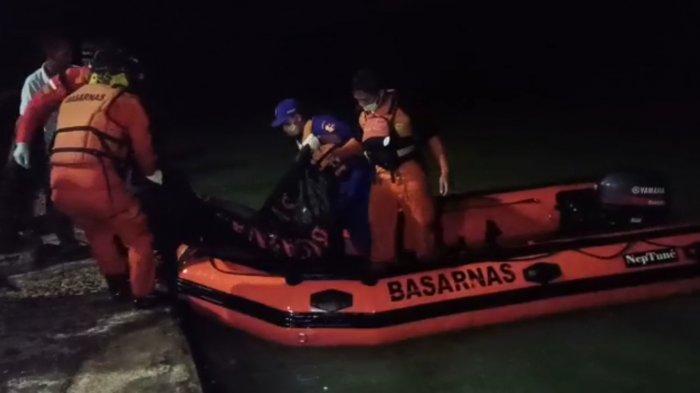 Tim Basarnas Banten mengevakuasi mayat penumpang Kapal Motor Penyeberangan (KMP) Batu Mandi atas nama Ahmad Riyanto (41) di perairan Cilegon, Ciwandan, Kota Cilegon, pada Kamis (31/3/2021). Sebelumnya, korban warga Lampung itu dilaporkan jatuh dari kapal di perairan Pulau Tempurung saat perjalanan dari Pelabuhan Bakauheni ke Pelabuhan Merak pada Minggu, 28 Maret 2021.