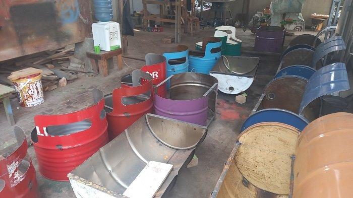 Sejumlah produk meja dan kursi setengah jadi dari bahan dasar limbah drum dan kayu di Sanggar Wuni Kreasi di Jalan Kyai Haji Mudzakir Lingkungan Kubangsaron, RT 04/02, Kelurahan Tegalratu, Kecamatan Ciwandan, Kota Cilegon, Sabtu (22/5/2021).