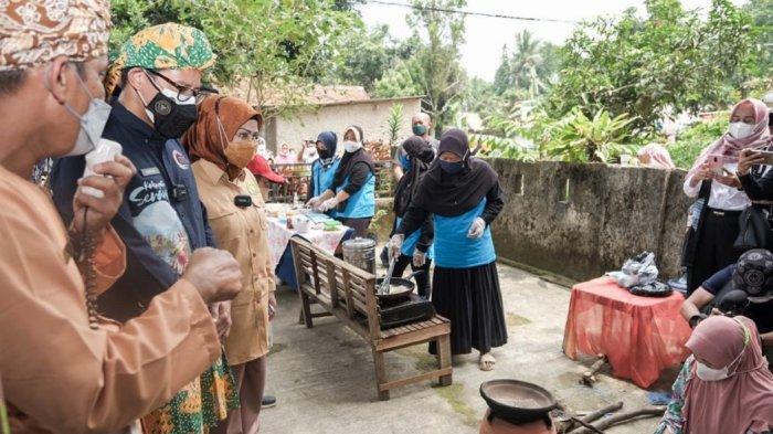 Menparekraf Sandiaga Uno didampingi Bupati Ratu Tatu Chasanah di Desa Cikolelet, Kecamatan Cinangka, Kabupaten Serang, Sabtu (2/10/2021).