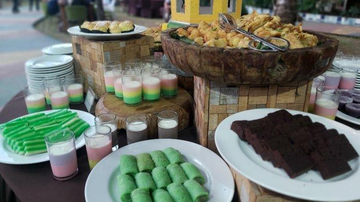 Beberapa menu, dari sekian banyaknya menu yang disajikan di Kampung Aer, mulai dari aneka takjil, gorengan sambal kacang, kue tradisional, aneka kolak dan bubur sumsum, kue-kue, buah-buahan, dan menu berat lainnya tersedia di Kampung Aer.