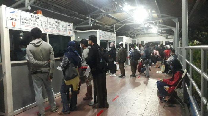 Suasana penumpang di Pelabuhan Merak, Banten membludak Rabu (5/5/2021) dini hari ini