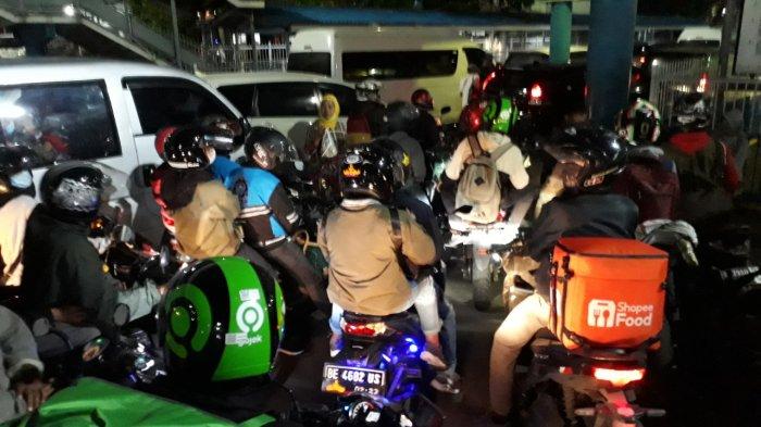 Kondisi penumpang di Pelabuhan Merak, Banten membludak Rabu (5/5/2021) dini hari ini