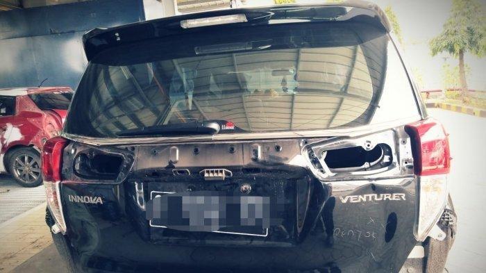 Mobil warga Desa Sumurgeneng, yang dijuluki desa miliarder di Tuban, tampak rusak akibat kecelakaan dan pengemudi belum bisa menyetir
