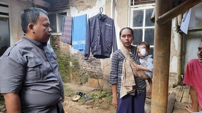Muhamad Alfin Ijatulrahman (2,5 th), balita penderita kanker ganas Retinoblastoma dalam gendong ibunya, oom (35), saat ditemui di kediaman orang tuanya di Kampung Ciburuy RT 010 RW 003, Desa Kubangjaya, Kecamatan Petir, Kabupaten Serang, Banten, pada Kamis (29/10/2020).