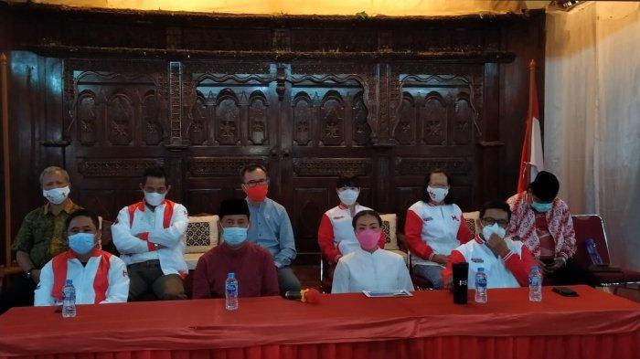 Calon Wali Kota dan Wakil Wali Kota Tangerang Selatan nomor urut 1 Muhamad dan Rahayu Saraswati memberikan pernyataan sikap atas hasil quick count di Kampoeng Anggrek, Serpong, Tangsel, Kamis (10/12/2020).