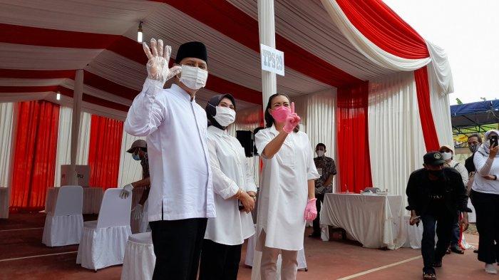 Muhamad beserta keluarga besar dengan didampingi Rahayu Saraswati Djojohadikusumo, menuntaskan hak pilihnya di TPS 29, Jalan Bakti, RT/02/ 07, Ciputat, Tangsel, Rabu (9/12/2020).