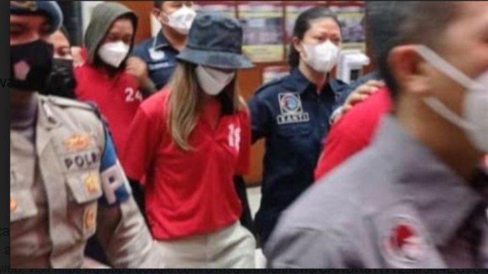 Tersangka kasus narkoba pasangan selebritas, Nia Ramadhani dan Ardi Bakrie dibawa petugas keluar dari Polres Metro Jakarta Pusat, Kamis (8/7/2021) malam.