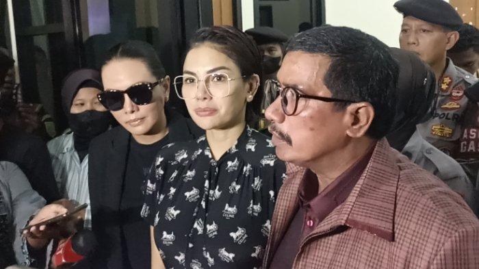 Nikita Mirzani bersama kuasa hukumnya saat memberikan keterangan pers usai menjalani persidangan keempat di Pengadilan Negeri Serang. Ia mengaku menerima putusan Majelis Hakim PN Serang yang menolak eksepsi atau nota keberatan yang telah diajukannya.