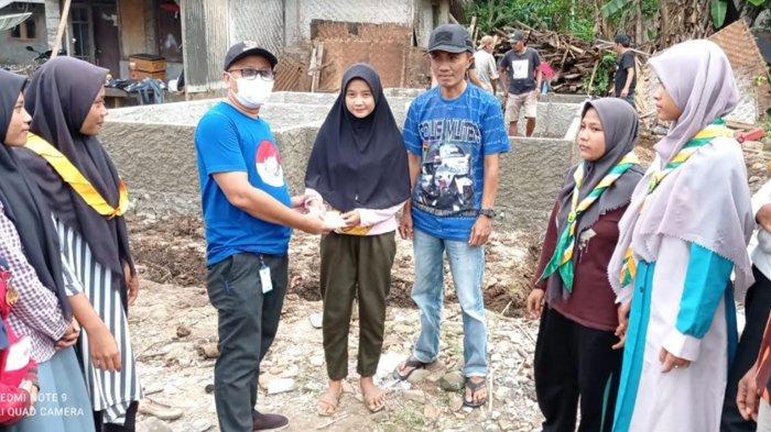 Rumah gubuk milik Siti Nuraida Desa Cimanggu, RT 02/01, Kecamatan Cimanggu, Kabupaten Pandeglang, Banten kini tengah diperbaiki