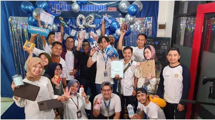 Para reporter, editor, tim video, tim bisnis, hingga Pimpinan Redaksi TribunBanten.com berfoto bersama usai saling bertukar kador, di momen HUT ke-2 TribunBanten.com, Jumat (18/11/2022).