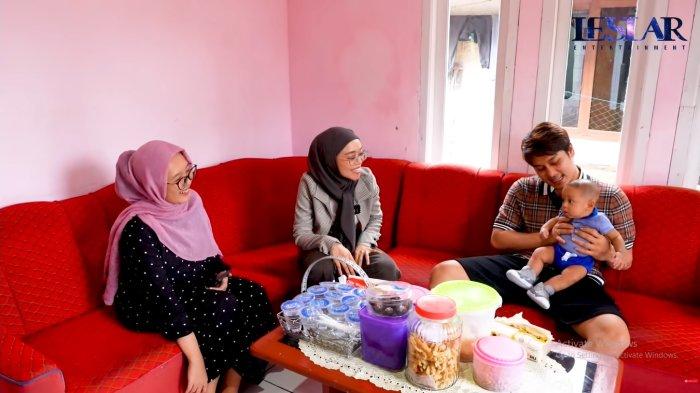 Pasangan artis Lesti Kejora dan Rizky Billar bertamu. Dia adalah teman lama ibu Muhammad Leslar Al Fatih Billar.