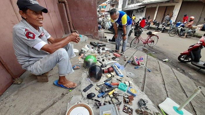 Pedagang menjajakan dagangannya di Pasar Loak Gang Rendah yang berlokasi di Jalan Tubagus Buang, Kampung Magersari, Kelurahan Kagungan, Kecamatan Serang, Kota Serang, Sabtu (30/1/2021).