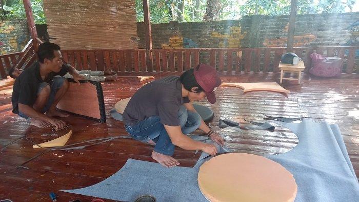 Warga pekerja membuat kerajinan meja dan kursi berbahan dasar limbah drum dan kayu di Sanggar Wuni Kreasi di Jalan Kyai Haji Mudzakir Lingkungan Kubangsaron, RT 04/02, Kelurahan Tegalratu, Kecamatan Ciwandan, Kota Cilegon, Sabtu (22/5/2021).