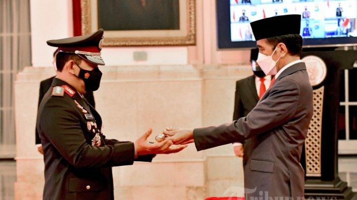 Presiden Joko Widodo melantik Listyo Sigit Prabowo sebagai Kapolri di Istana Negara, Jakarta, Rabu (27/1/2021). Selain dilantik sebagai Kapolri, Listyo Sigit Prabowo juga dinaikkan pangkatnya dari Komisaris Jenderal Polisi menjadi Jenderal Polisi.