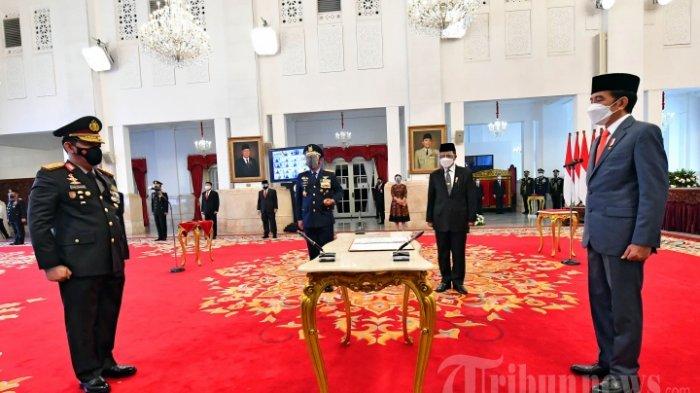 Presiden Joko Widodo melantik Listyo Sigit Prabowo sebagai Kapolri di Istana Negara, Jakarta, Rabu (27/1/2021). Selain dilantik sebagai Kapolri, Listyo Sigit Prabowo juga dinaikkan pangkatnya dari Komisaris Jenderal Polisi menjadi Jenderal Polisi.