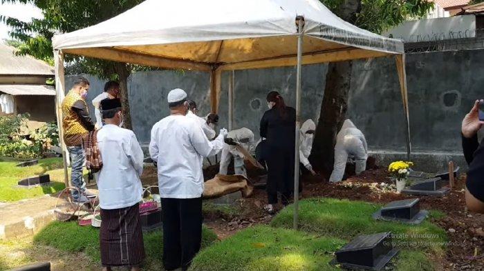 Pemakaman jenazah Jane Shalimar di TPU Jeruk Purut, Jakarta Selatan, Minggu (4/7/2021)