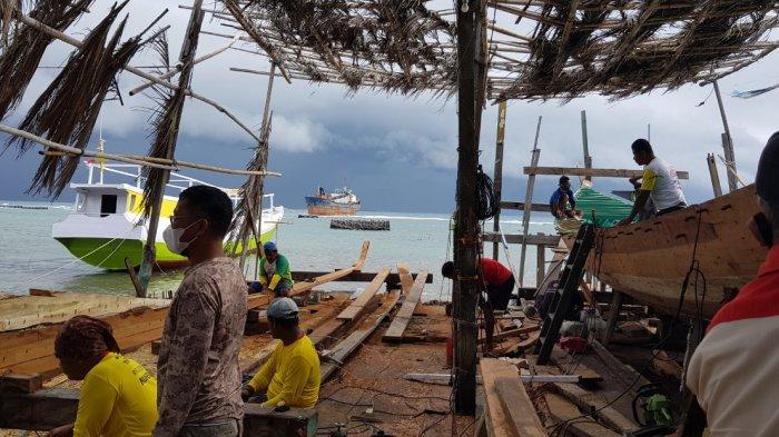 Pembuatan kapal di Kecamatan Pamboang, Kabupaten Majene, Provinsi Sulawesi Barat.