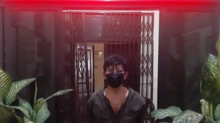 Polisi menangkap pemulung, Jenal Efendi (47) yang melakukan pemukulan terhadap pemulung lain, nenek Saryati (69) di Mapolres Cilegon, Senin (5/4/2021). Kejadian itu dipicu perebutan botol mineral.