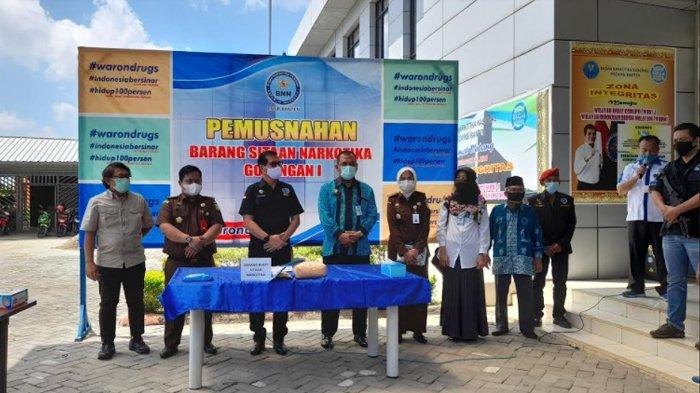 Badan Narkotika Nasional (BNN) Provinsi Banten telah memusnahkan barang bukti narkoba sitaan dari dua kasus penyelundupan yang berbeda.